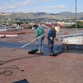 Imteyma hombres trabajando sobre techo