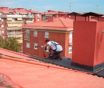 Imteyma hombre sobre tejado